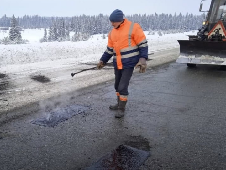 В Удмуртии стартовал ямочный ремонт дорог.